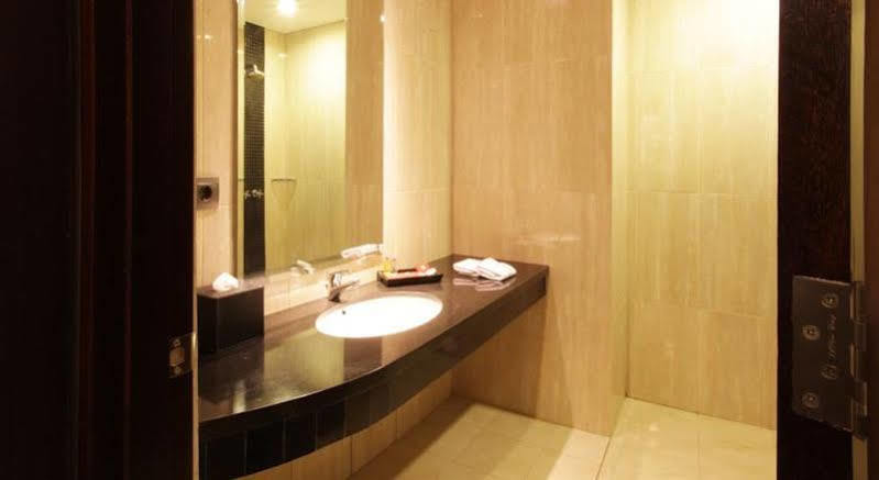 Sotis Hotel Giacarta Esterno foto